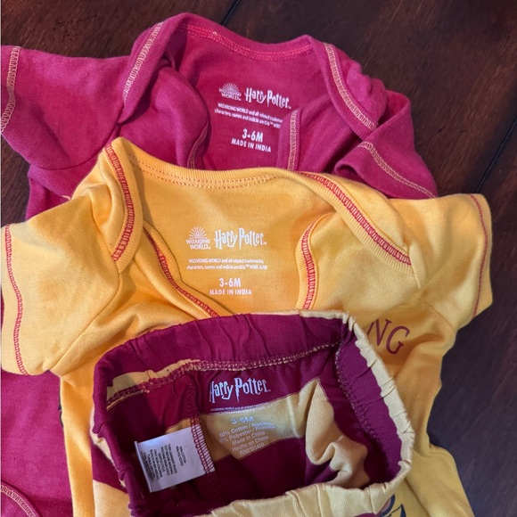 Wizarding World of Harry Potter Gryffindor & Hufflepuff Onesies Set 3-6 months - Picture 4 of 6
